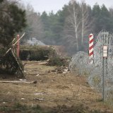 Selon les garde-frontières polonais, deux nouvelles tentatives de passage de la frontière, limite orientale de l'UE, ont eu lieu au cours des dernières 24 heures - l'une impliquant 500 migrants, dont certains ont lancé des pierres et des bombes la...